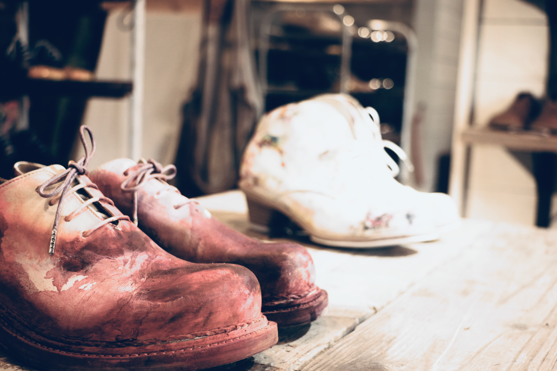 靴に油彩を施した靴