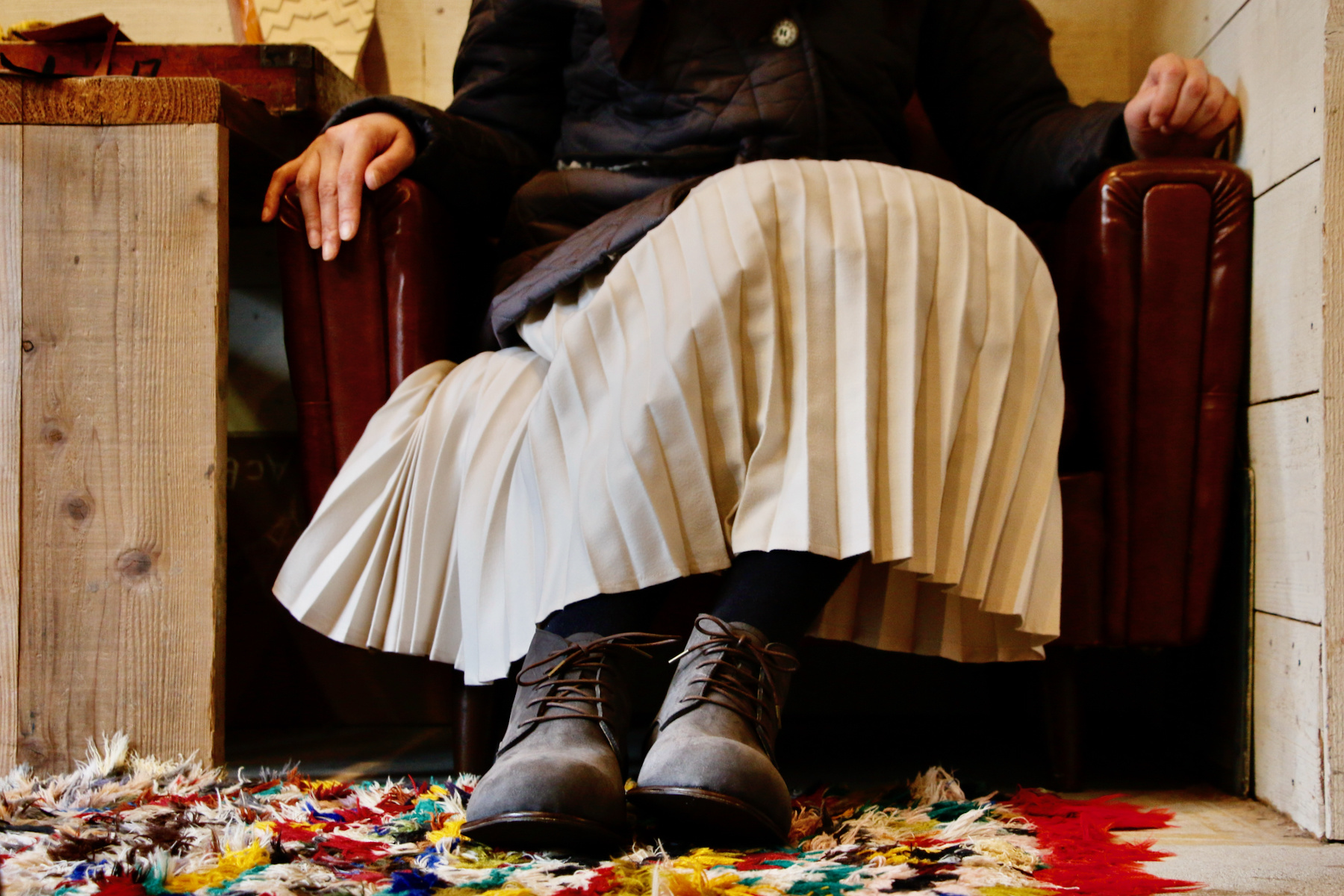 異国の地、労働者階級の少年の靴